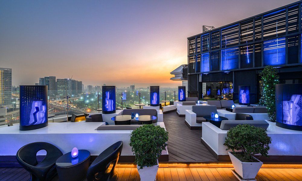 Blue Sky Rooftop Bar: Pengalaman Kuliner Mewah di Atas Langit Bangkok